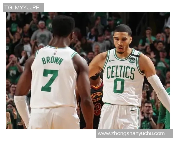 克莱汤普森在对阵雷霆的比赛中展现绝佳状态引发球迷热议