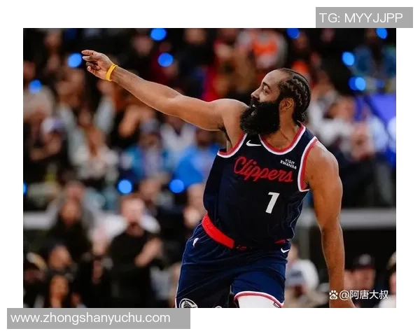 快船与勇士激战正酣NBA赛场巅峰对决引发球迷热潮