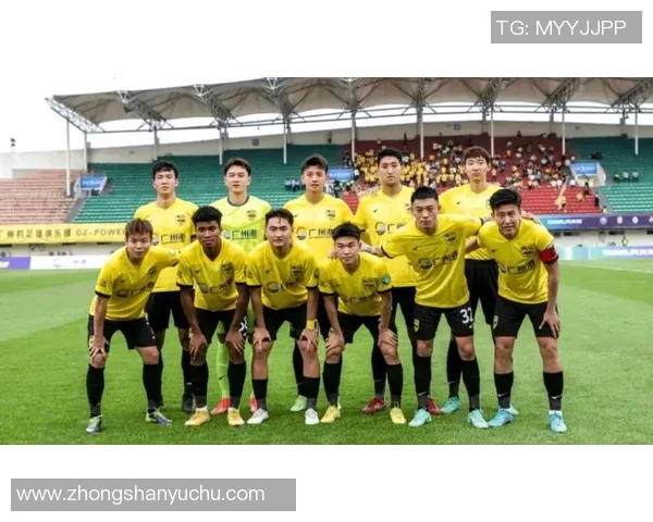 广州足球队实力引发热议球迷对未来表现的期待与担忧交织